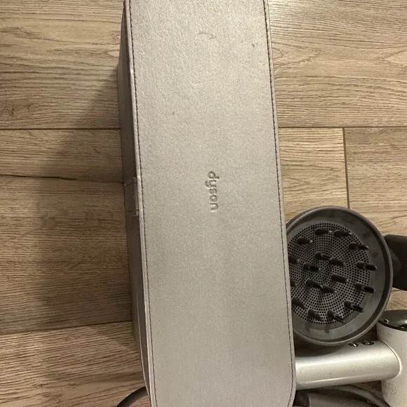 ❤️ Dyson supersonic hair dryer  **NOT WORKING** attachments and case included - Picture 3 of 14